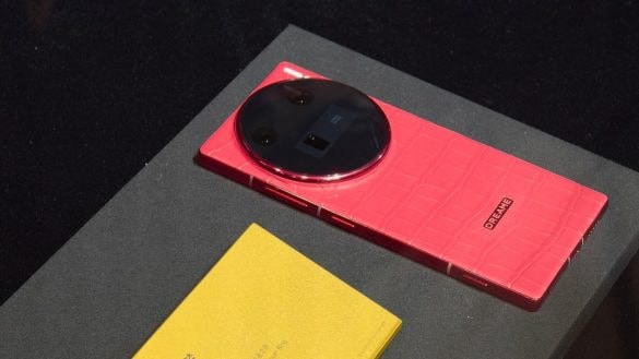 Mobil za téměř 400 tisíc? Dreame už nevyrábí jen vysavače, ale i zvláštní telefony