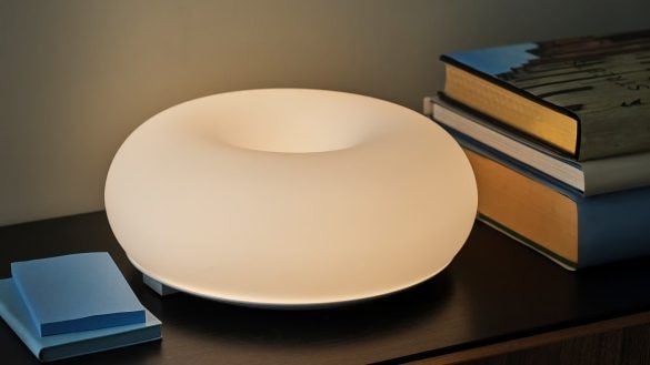 IKEA začíná prodávat svítící donut: Chytrá lampa na stůl či zeď stojí 1 290 Kč