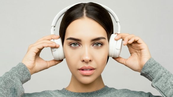 Alza má nejpopulárnější sluchátka za 503 Kč: Jsou voděodolná a vydrží až 60 hodin