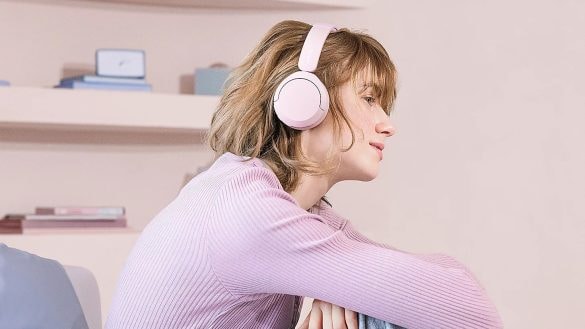 Alza zlevnila fajn sluchátka od Sony. Teď stojí jen 1 032 Kč, jiná si nekupujte
