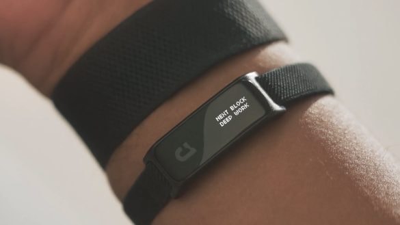 Kickstarter ovládl neobvyklý náramek. Jeho předností je, že skoro nic neumí