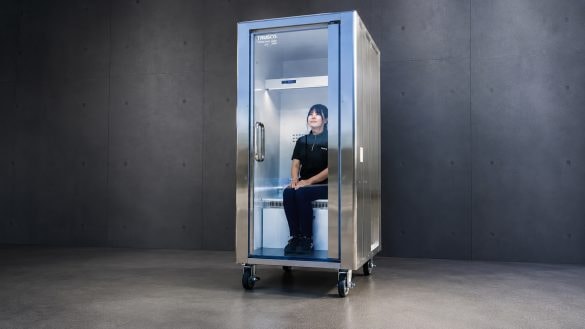 Japonci mají řešení pro tropy. Tahle „lednička na lidi“ ochladí celé tělo
