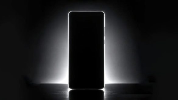 Tenhle telefon je úplně jiný. Hisense na jeho záda přidalo druhý displej