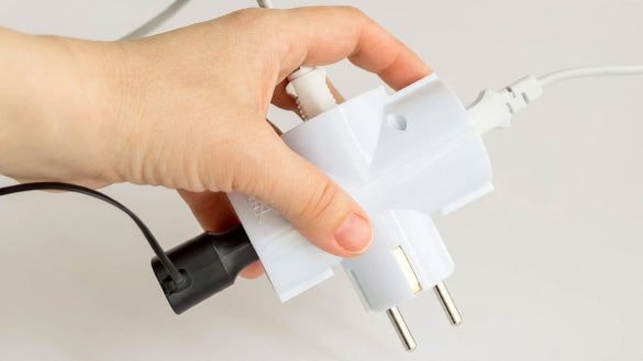 Z jedné zásuvky udělá tři. Alza ji prodává za méně než stovku