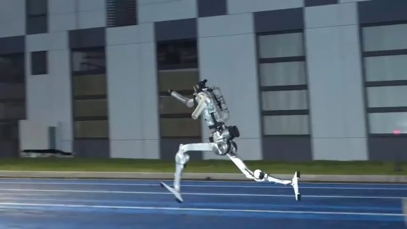 Robot rychlejší než nejrychlejší člověk světa. Superman pokořil hranici 45 km/h