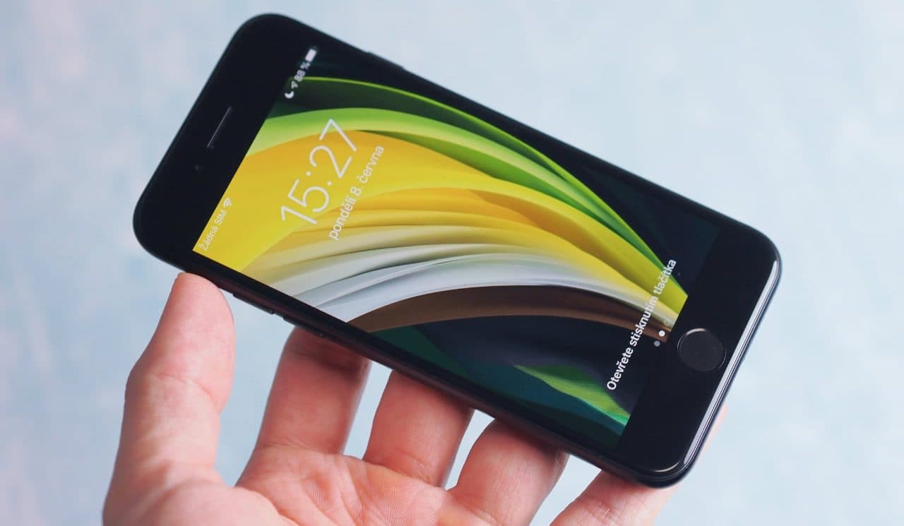 Oblíbený iPhone SE z roku 2020