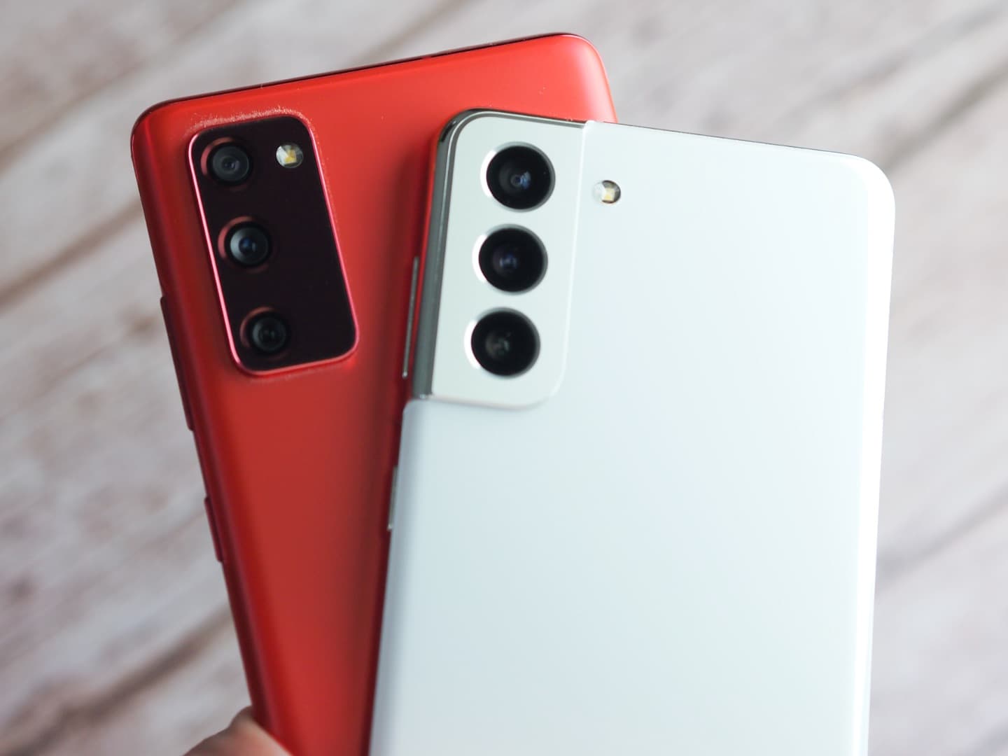 Samsung Galaxy S20 FE a Galaxy S21, fotoduel