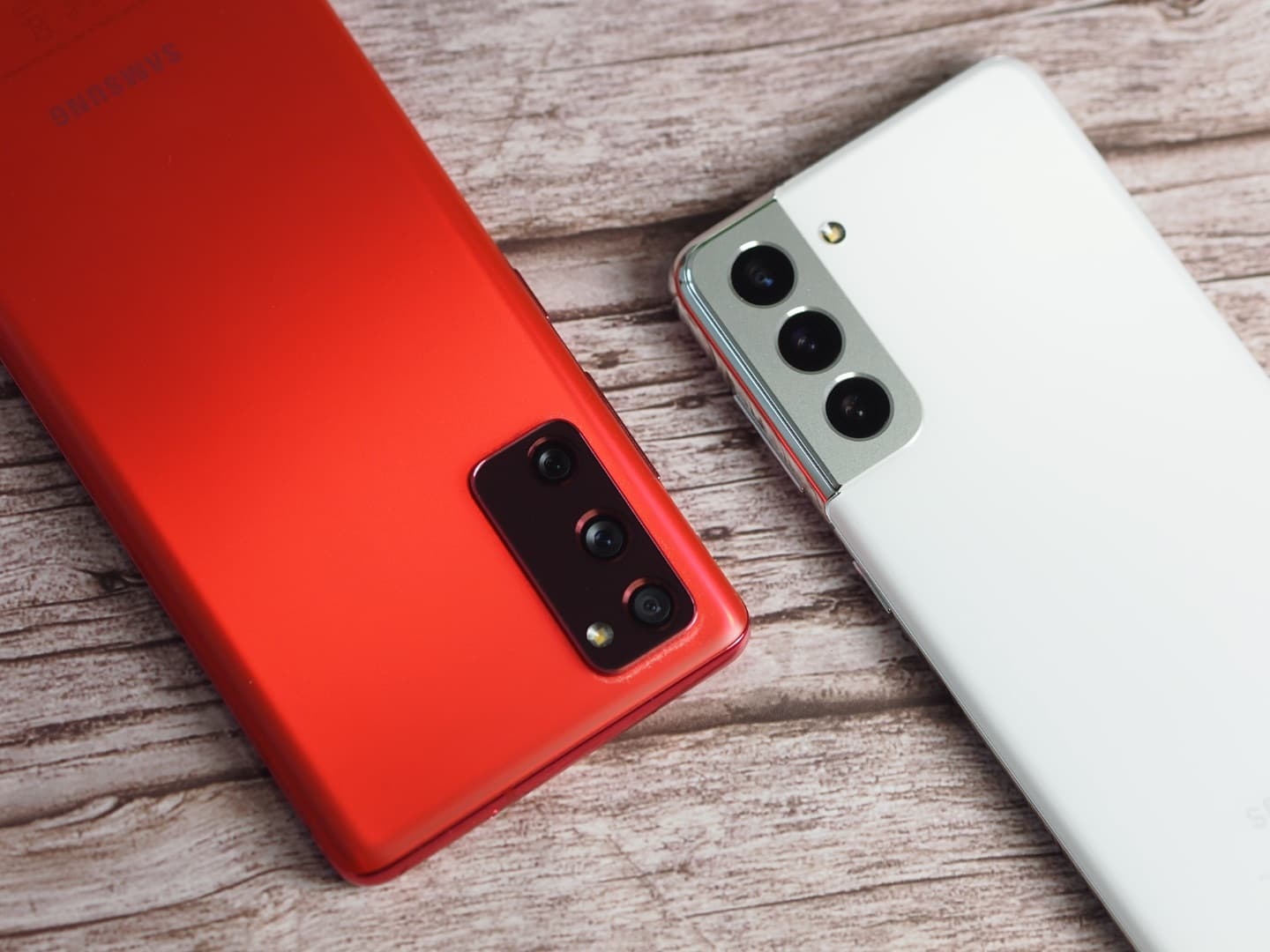 Samsung Galaxy S20 FE a Galaxy S21, fotoduel