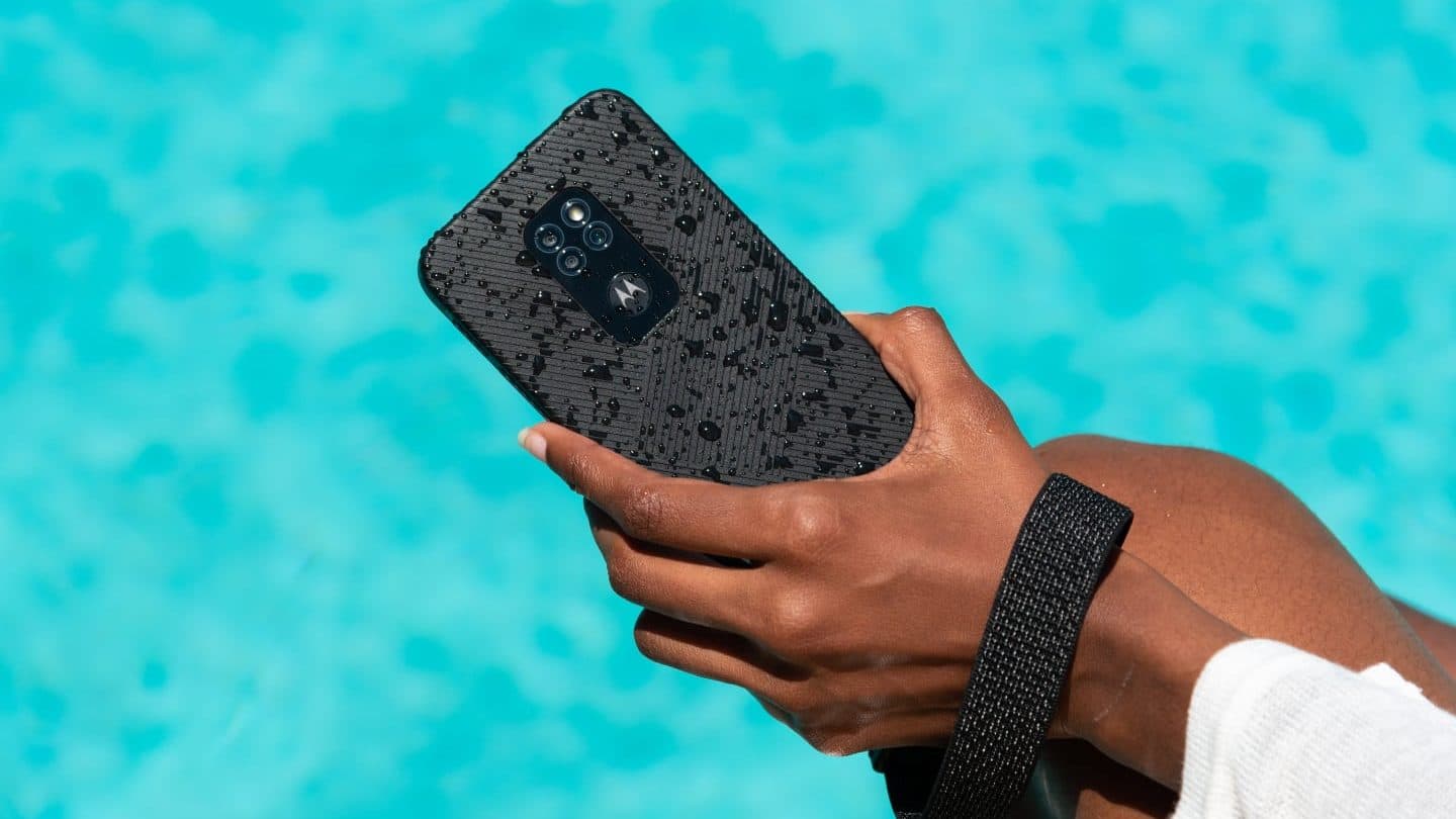 Telefon Motorola Defy a její voděodolnost | Zdroj: Motorola