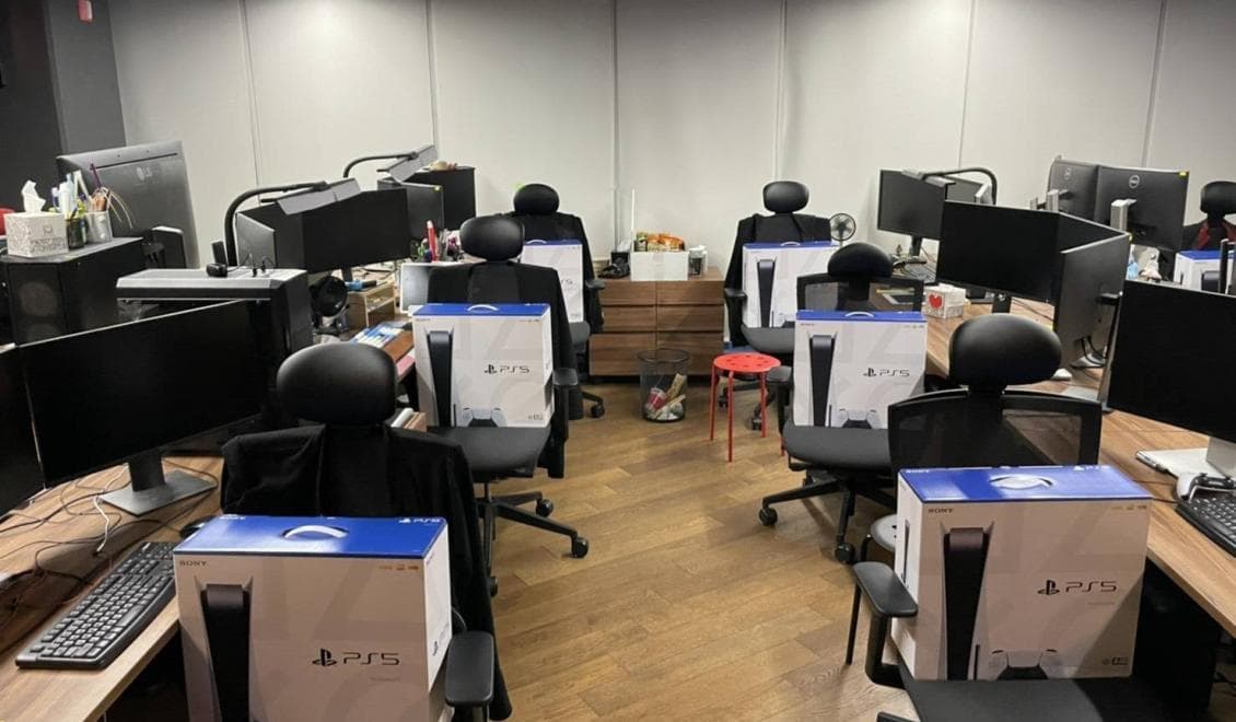 Zaměstnanci herního studia SHIFT UP dostali nečekaný dárek