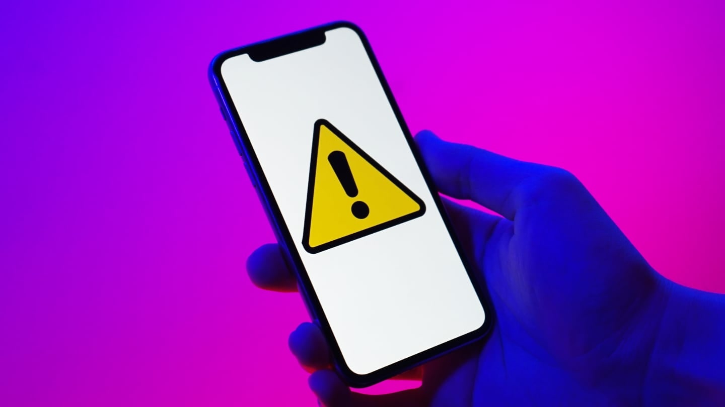 Smartphone a upozornění na podvodný malware | Zdroj: Luboš Srb