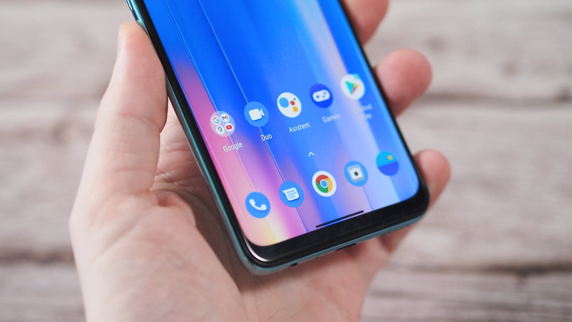 Telefon s Androidem v ruce