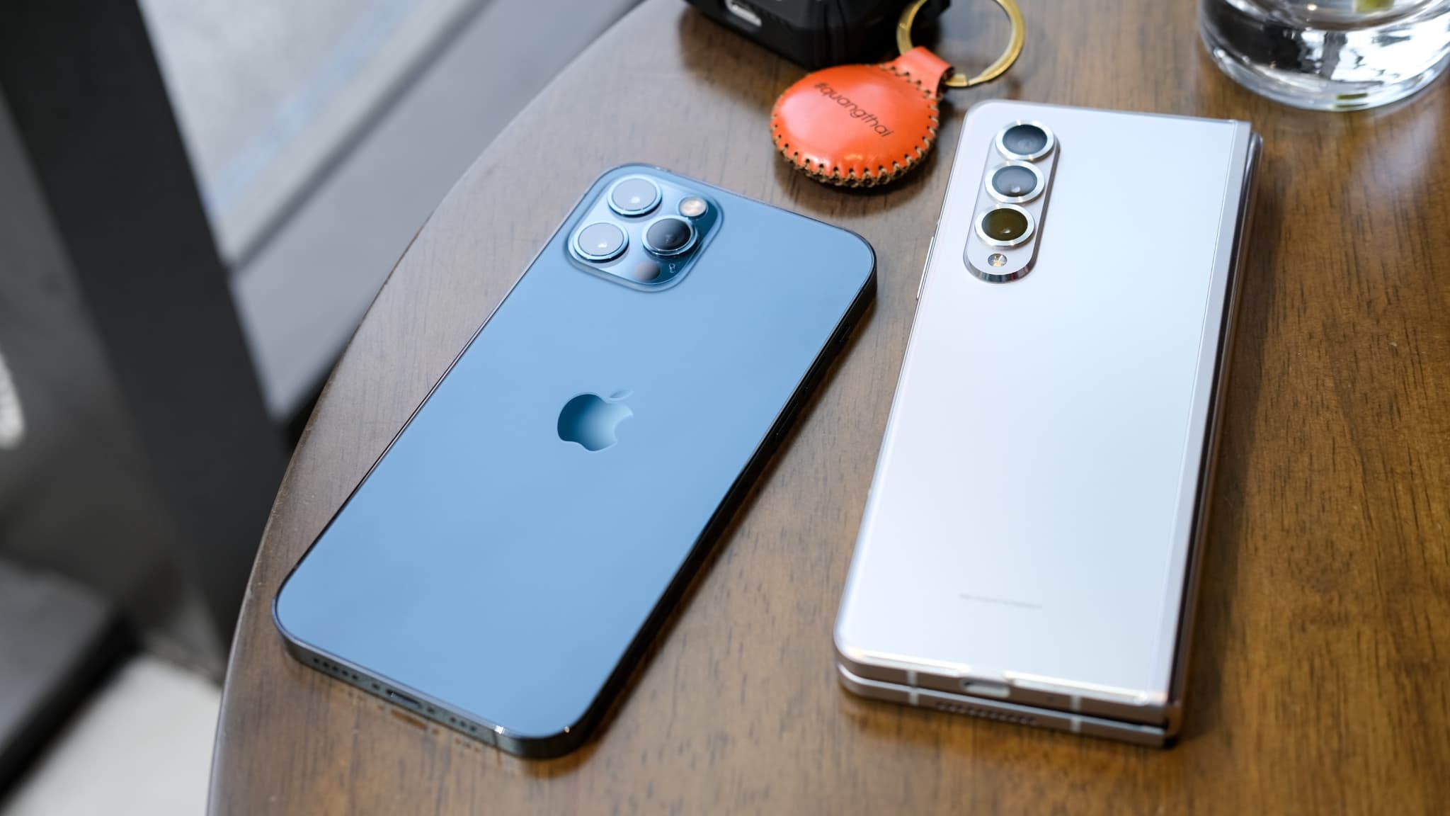 iPhone 12 Pro a Samsung Galaxy Z Fold 3