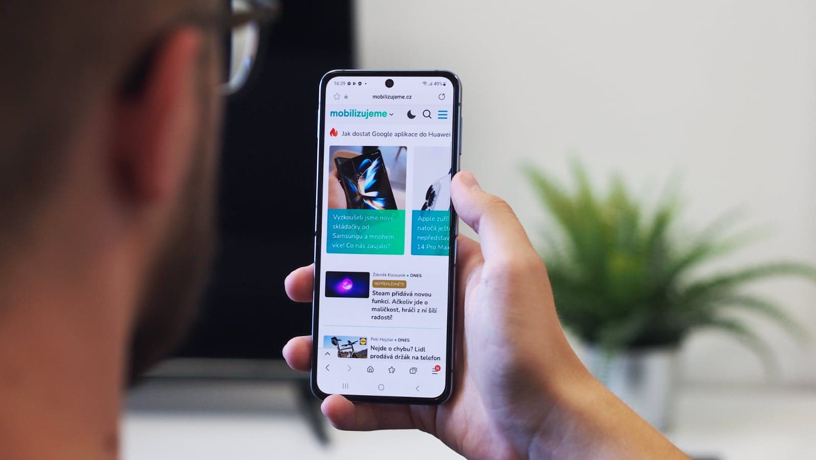 Skládací Fold 4 v ruce