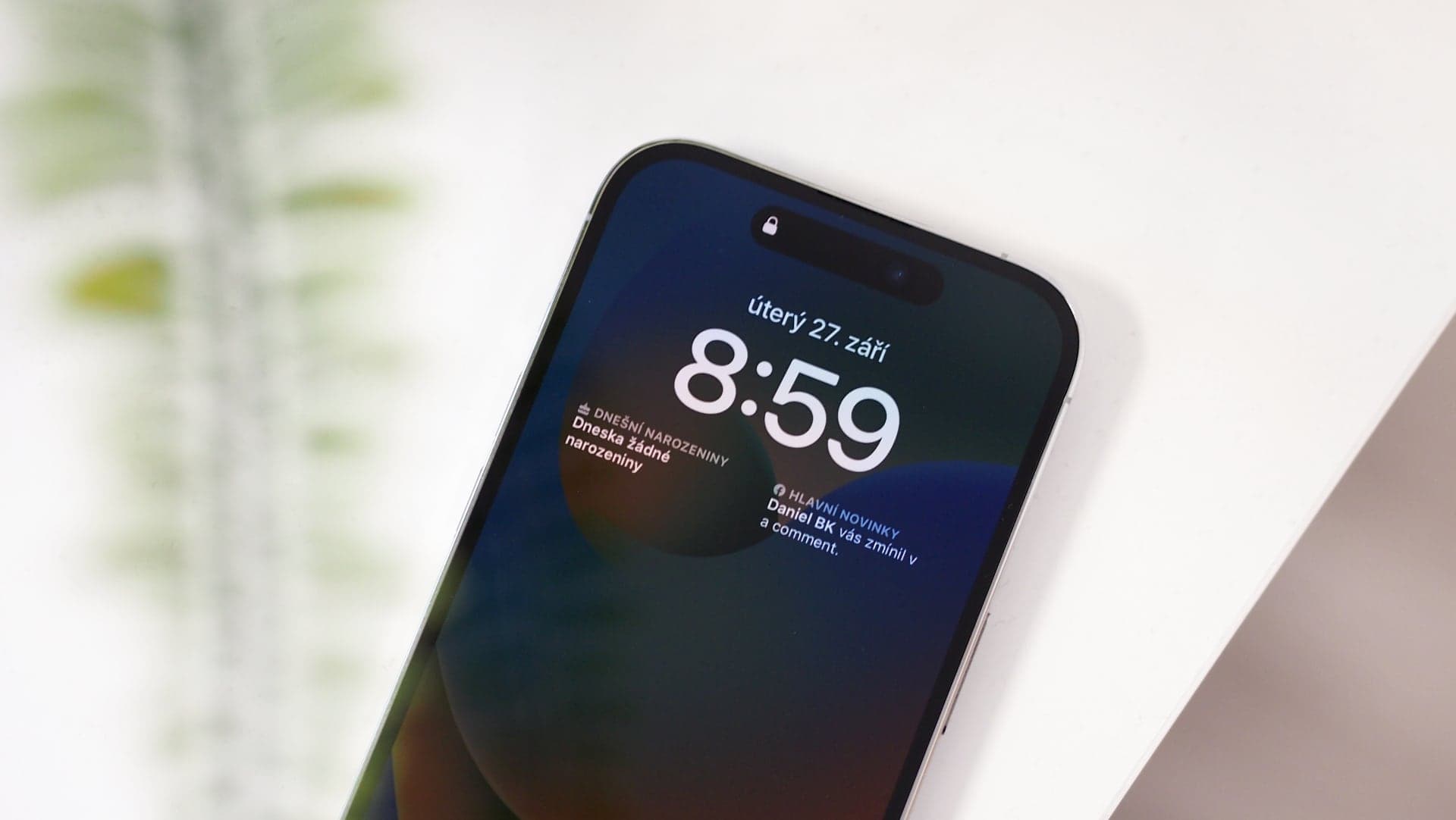 iPhone 14 Pro s iOS 16 a Facebook widget na Always-on obrazovce