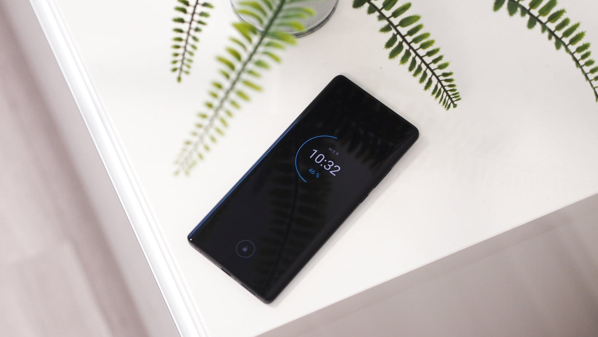 Motorola Edge 30 Ultra – ležící, spící, čas a datum ukazující