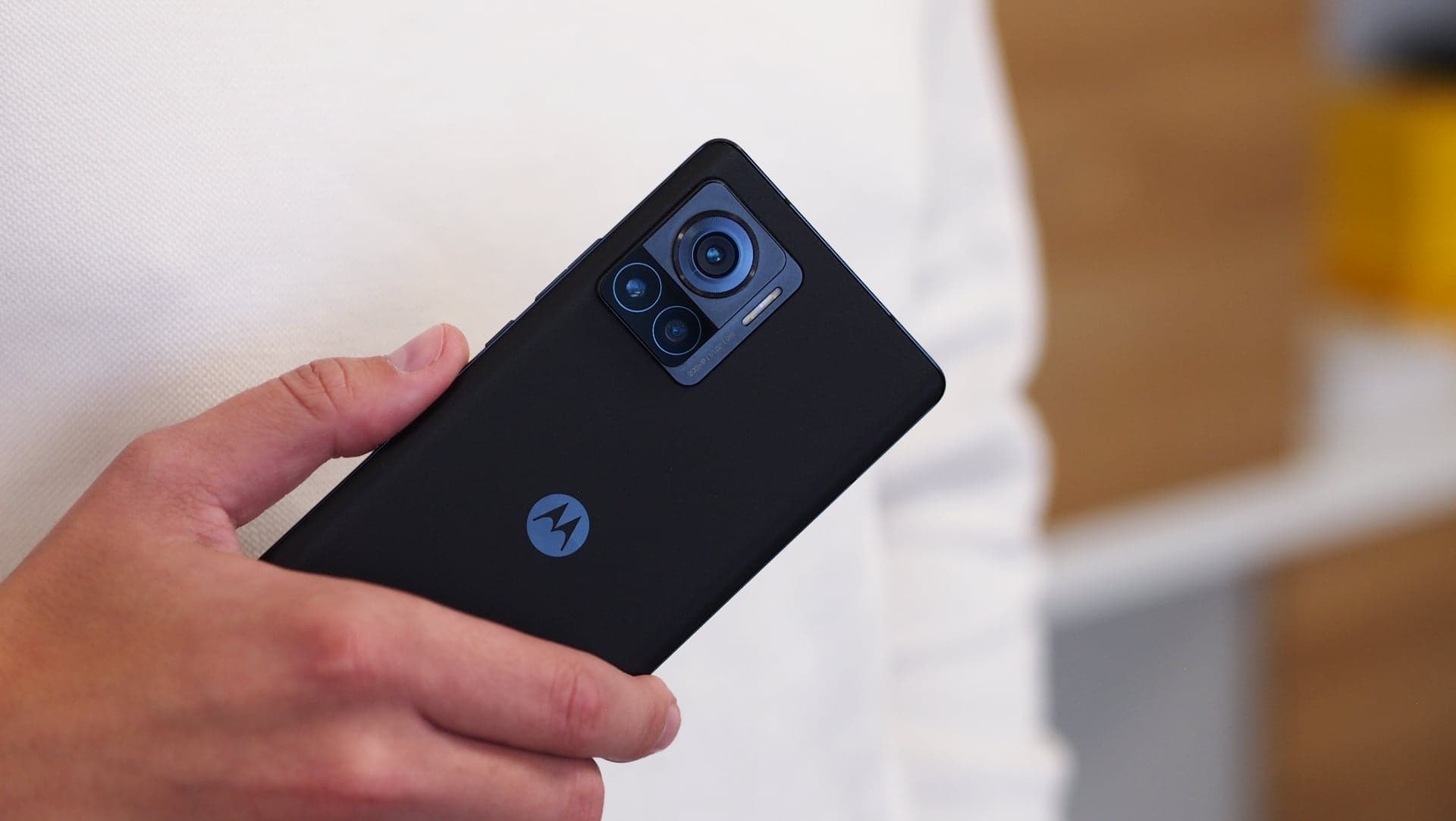 Motorola Edge 30 v ruce