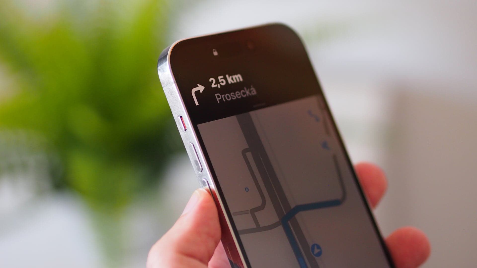 iPhone 14 Pro a Apple Mapy