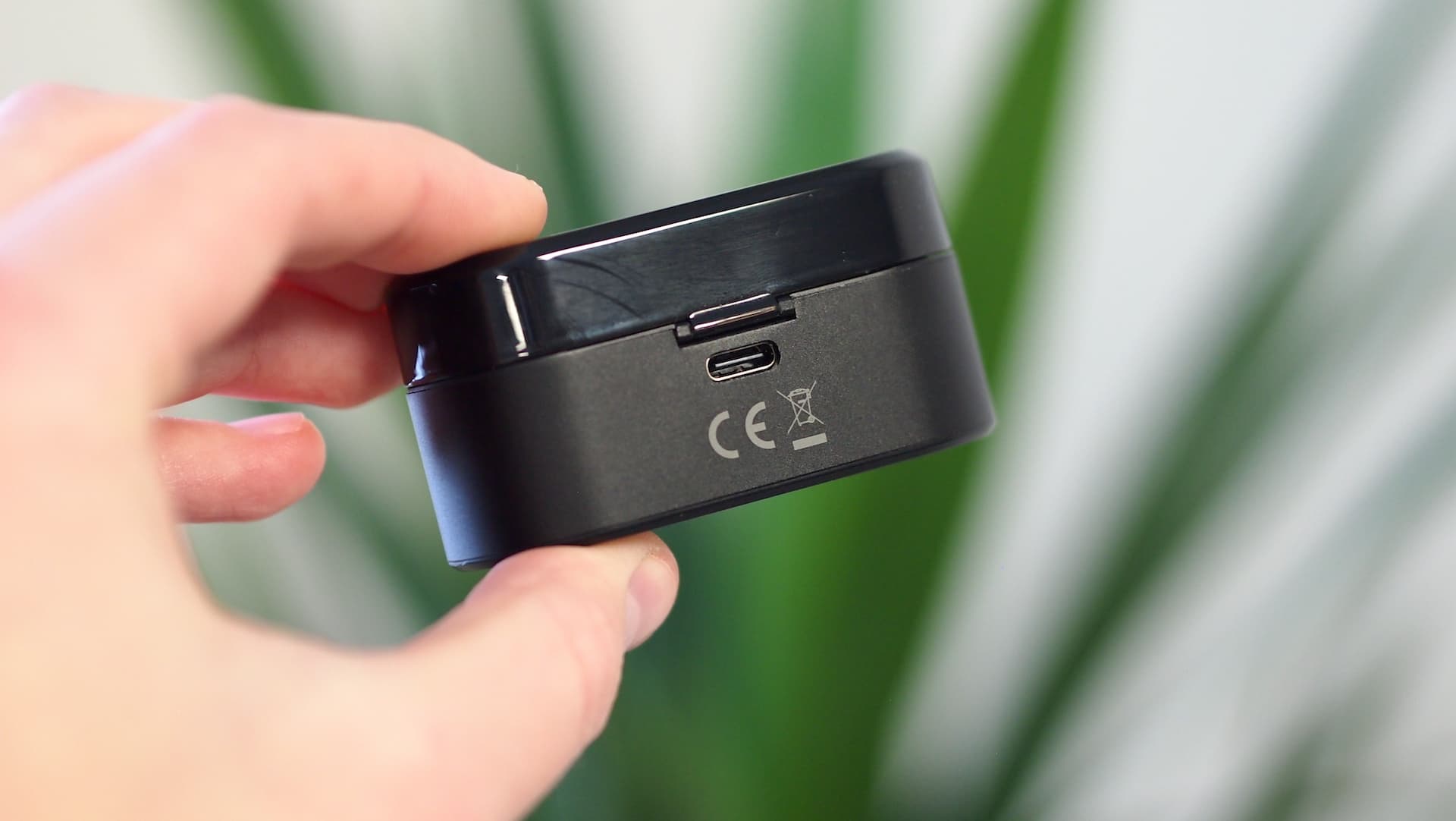 Zadní strana sluchátek ukrývá konektor USB-C