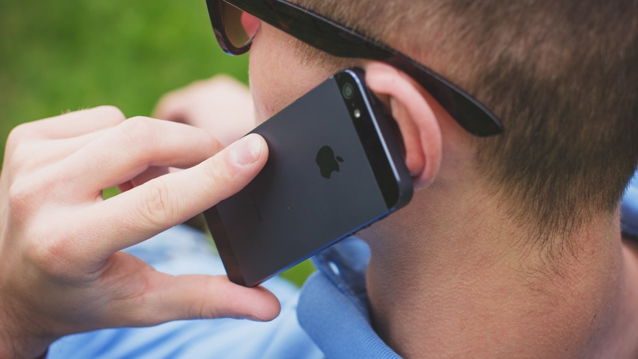 Telefonování s iPhonem | Zdroj: Unsplash