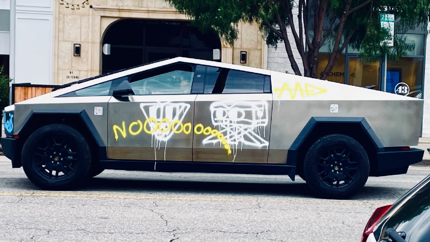 Posprejovaný cybertruck je fakt boží