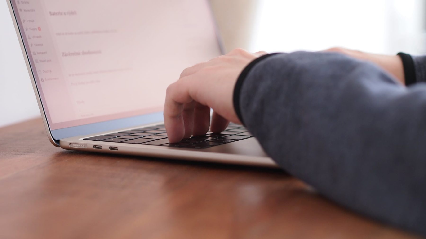 MacBook Air (M3, 2024) | Zdroj: Roman Macháč