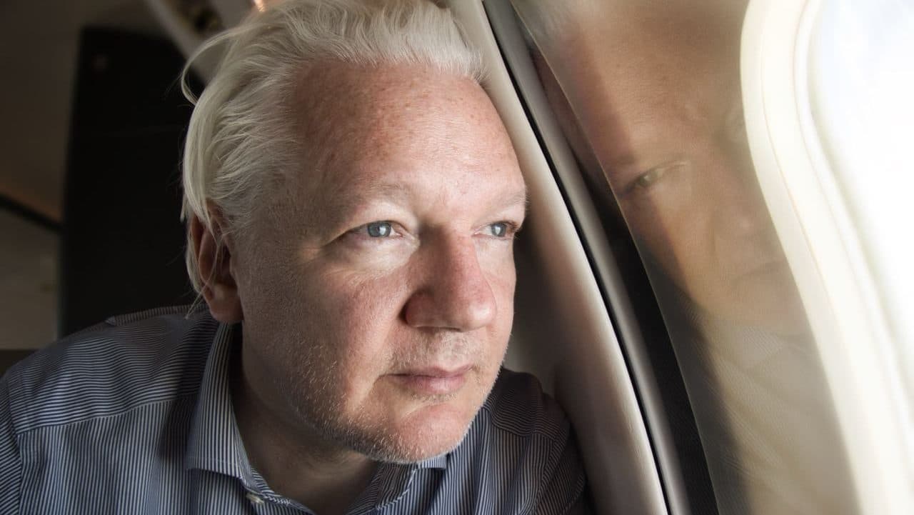 WikiLeaks zveřejnila na sociální síti X fotografii Juliana Assange, která byla pořízena během přistání na letišti v Bangkoku | foto: WikiLeaks via X