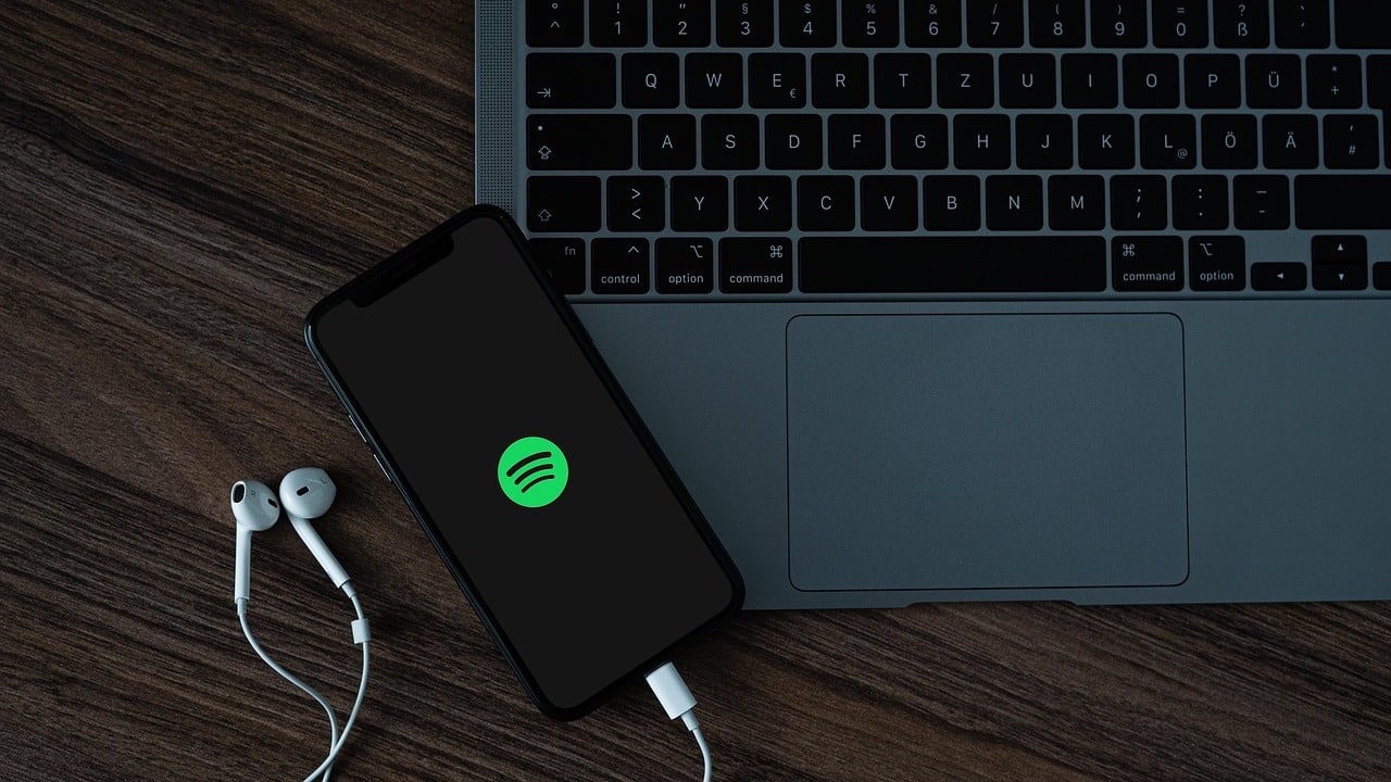 Spotify na mobilu se sluchátky | Zdroj: Pixabay