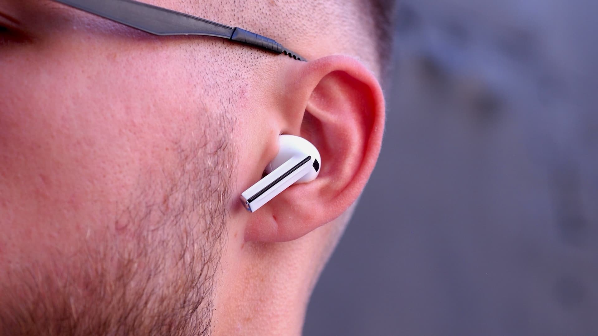 Samsung Buds 3 Pro v uších | foto: Luboš Srb, Mobilizujeme.cz