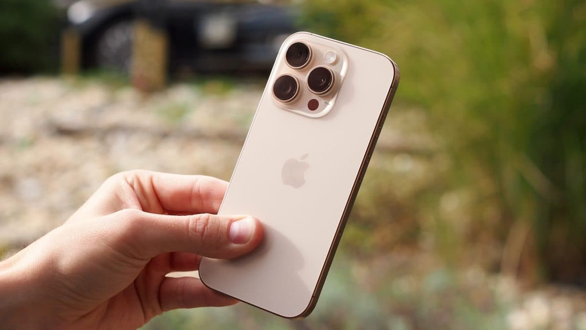 iPhone 16 Pro v ruce | foto: Luboš Srb
