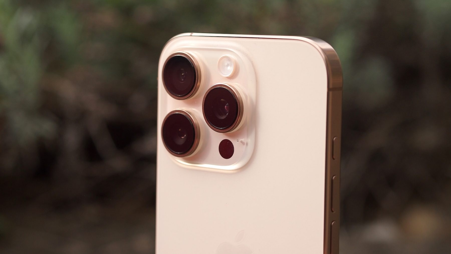 Fotoaparát u modelu iPhone 16 Pro | foto: Luboš Srb