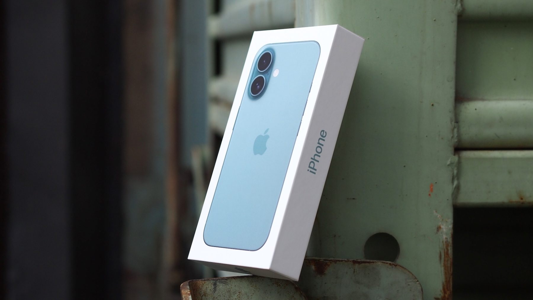 Balení iPhone 16 | foto: Luboš Srb