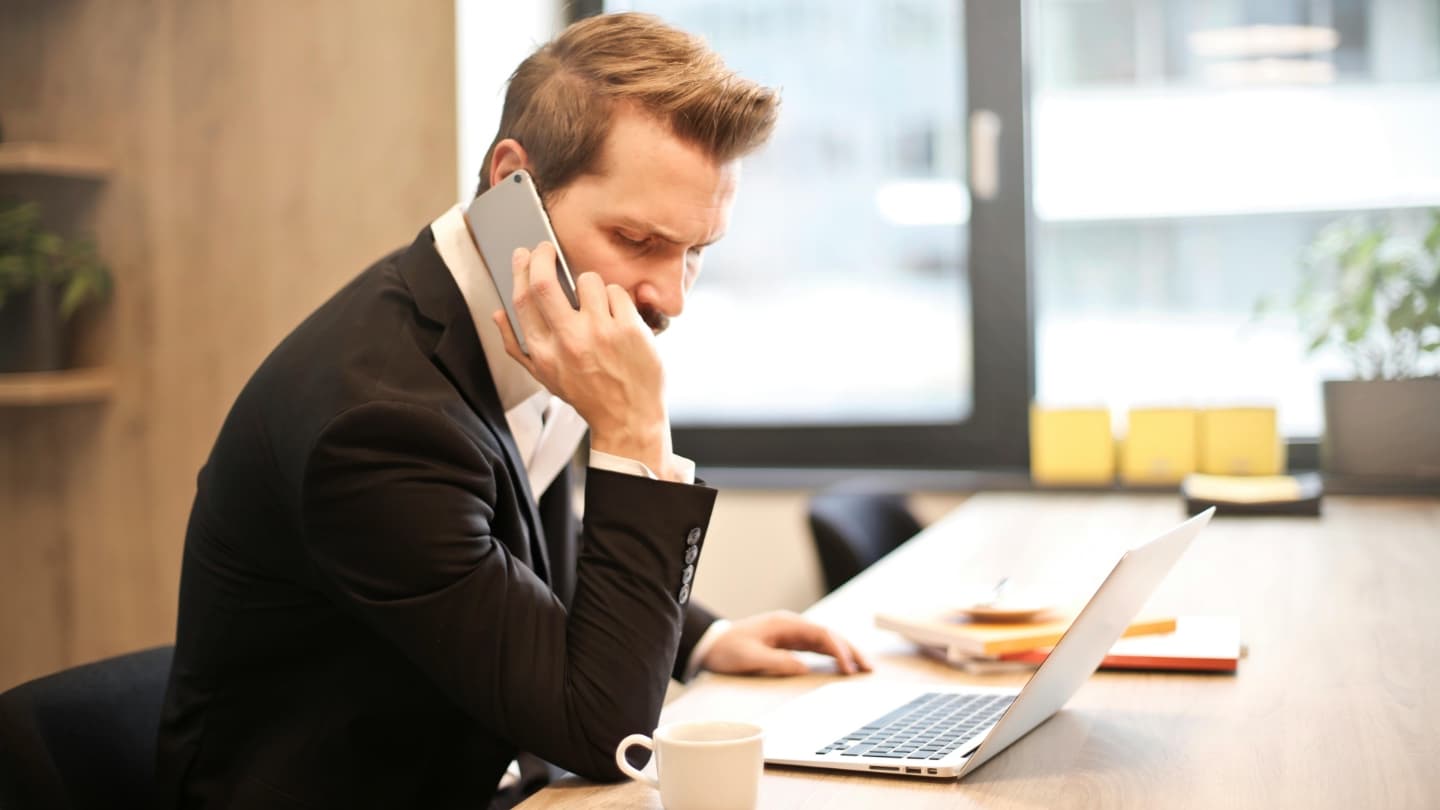 Telefonující muž | Zdroj: Pexels