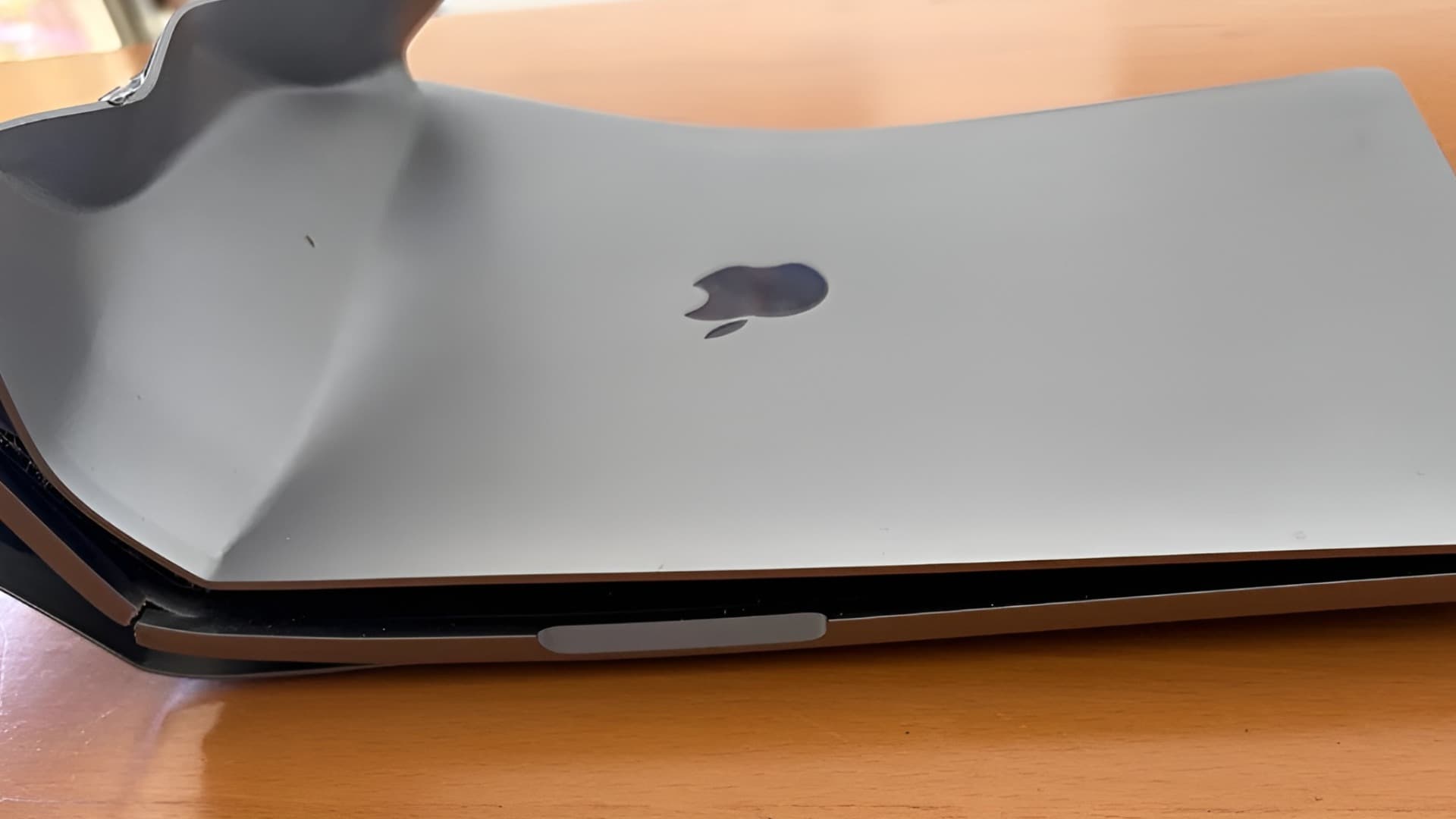 Takto dopadl MacBook Pro po autonehodě | foto: frk1974, Reddit