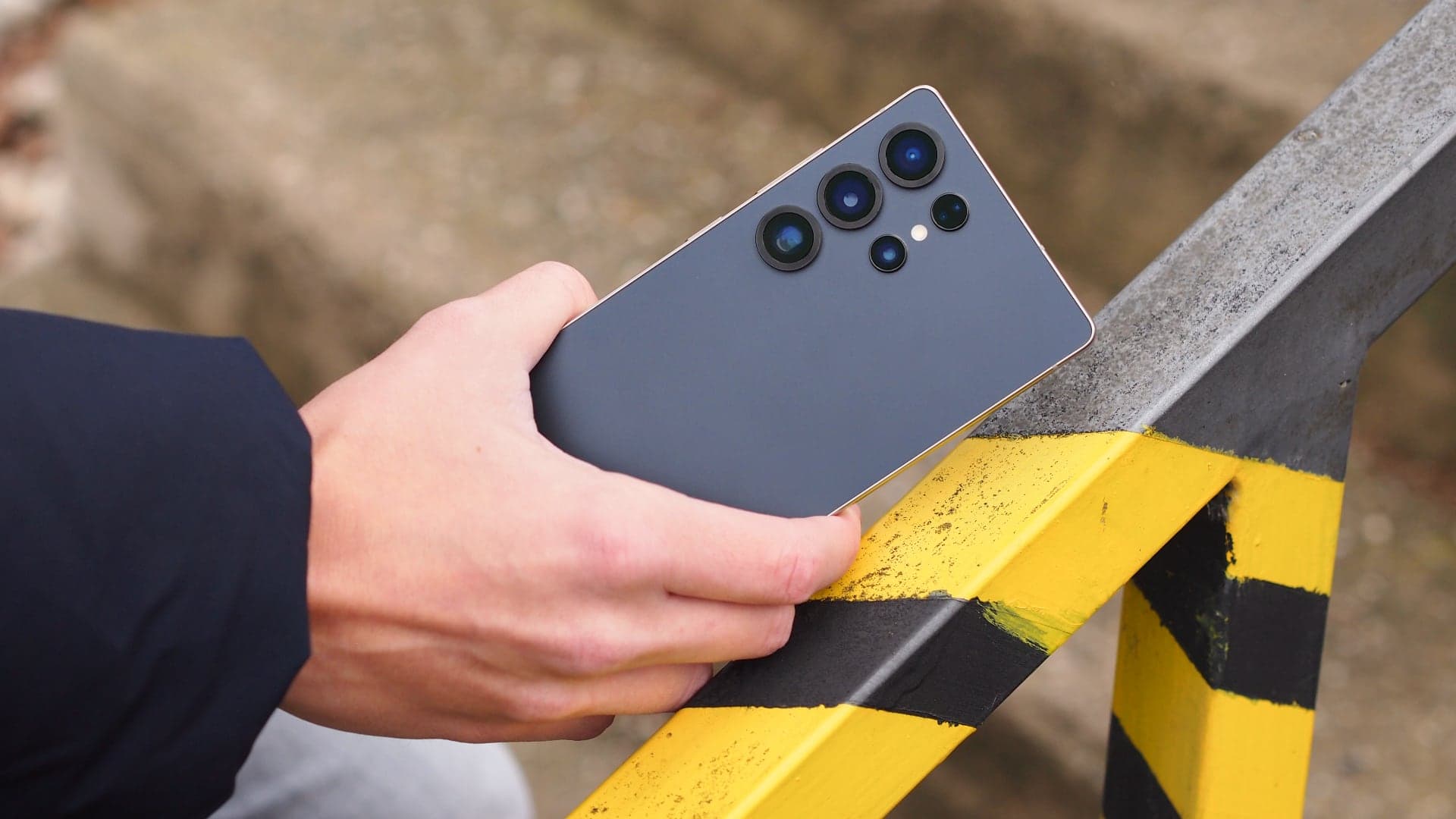Samsung Galaxy S25 Ultra v ruce | Zdroj: Luboš Srb