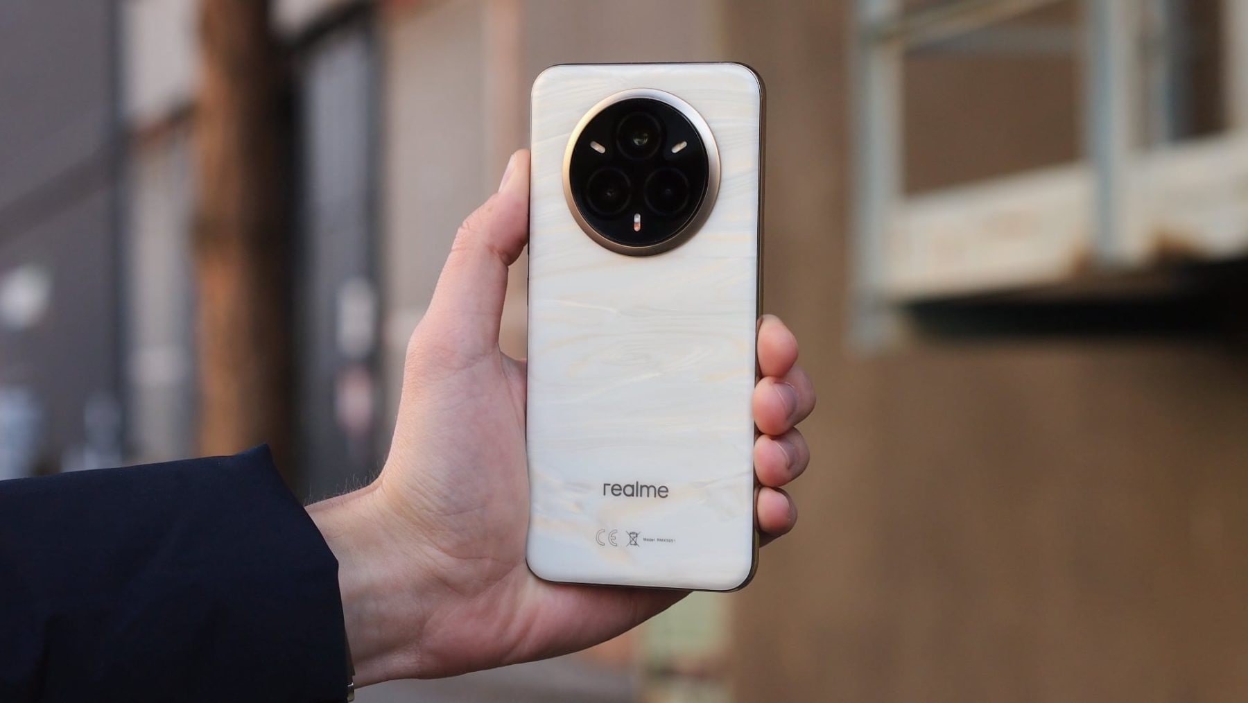 Realme 14 Pro+ v ruce | foto: Luboš Srb