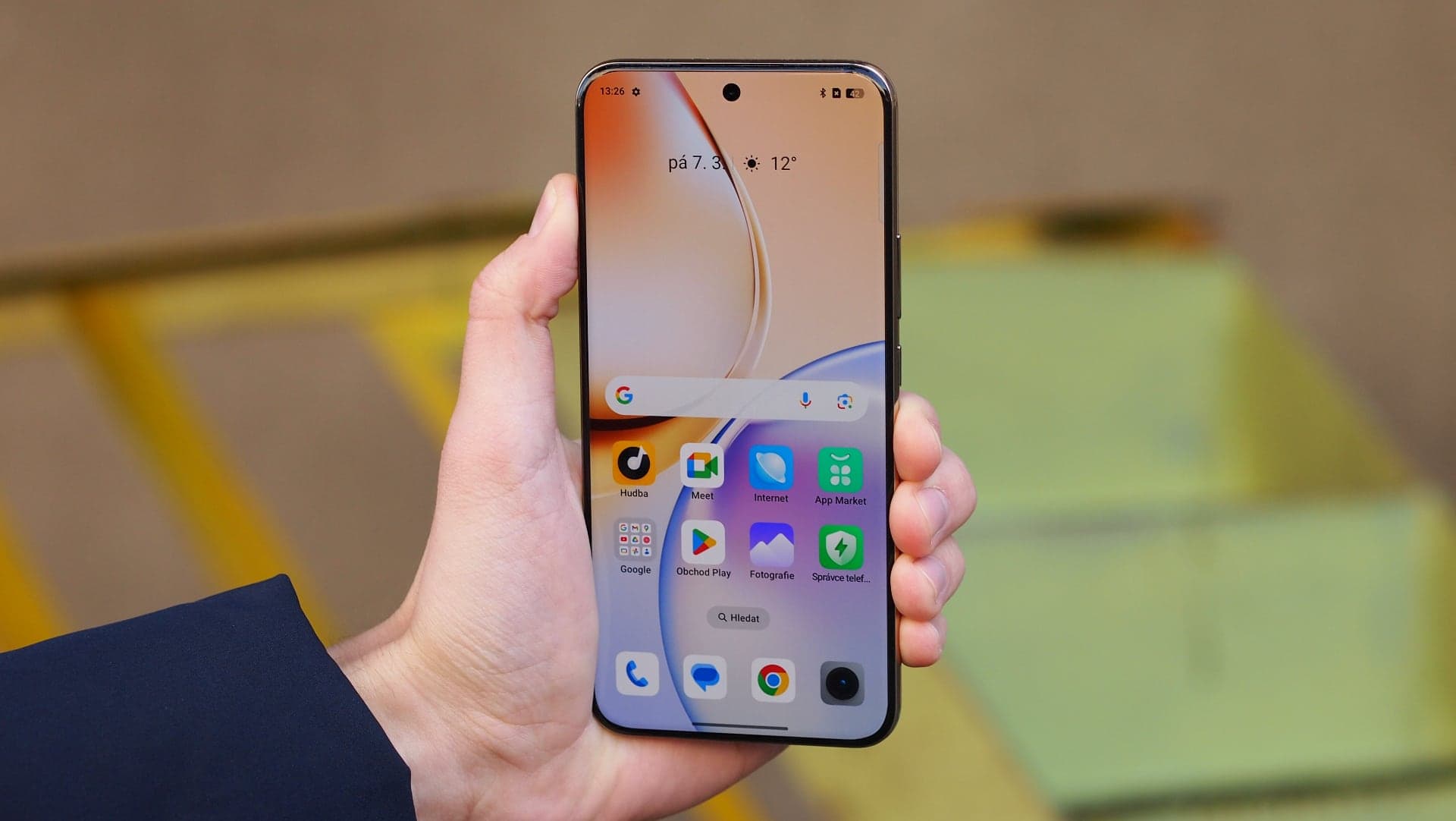 Realme 14 Pro+ v ruce | foto: Luboš Srb