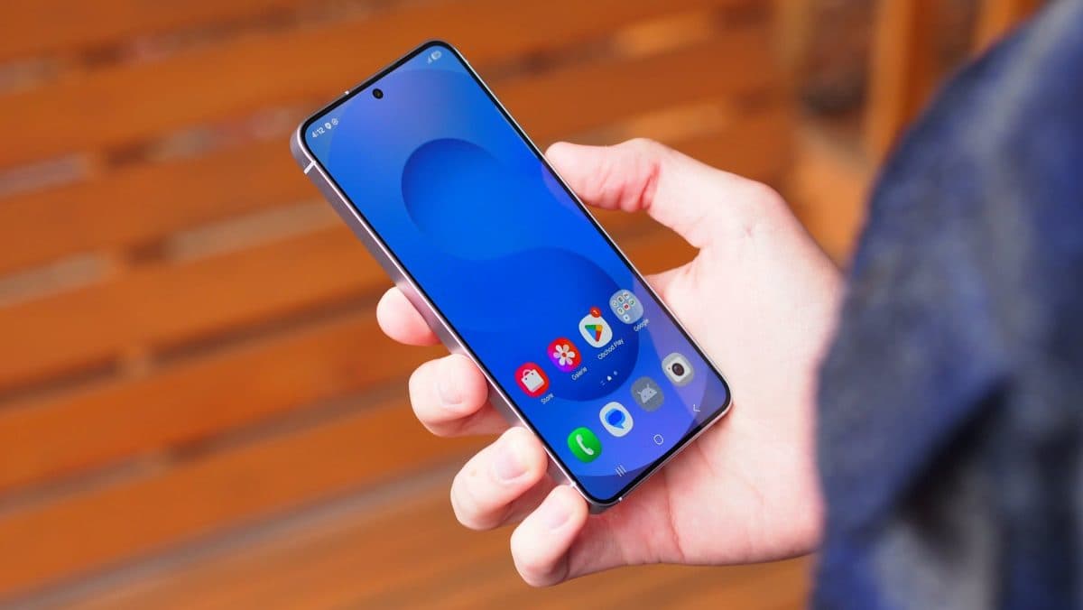 Samsung Galaxy S25 v ruce | Zdroj: Luboš Srb