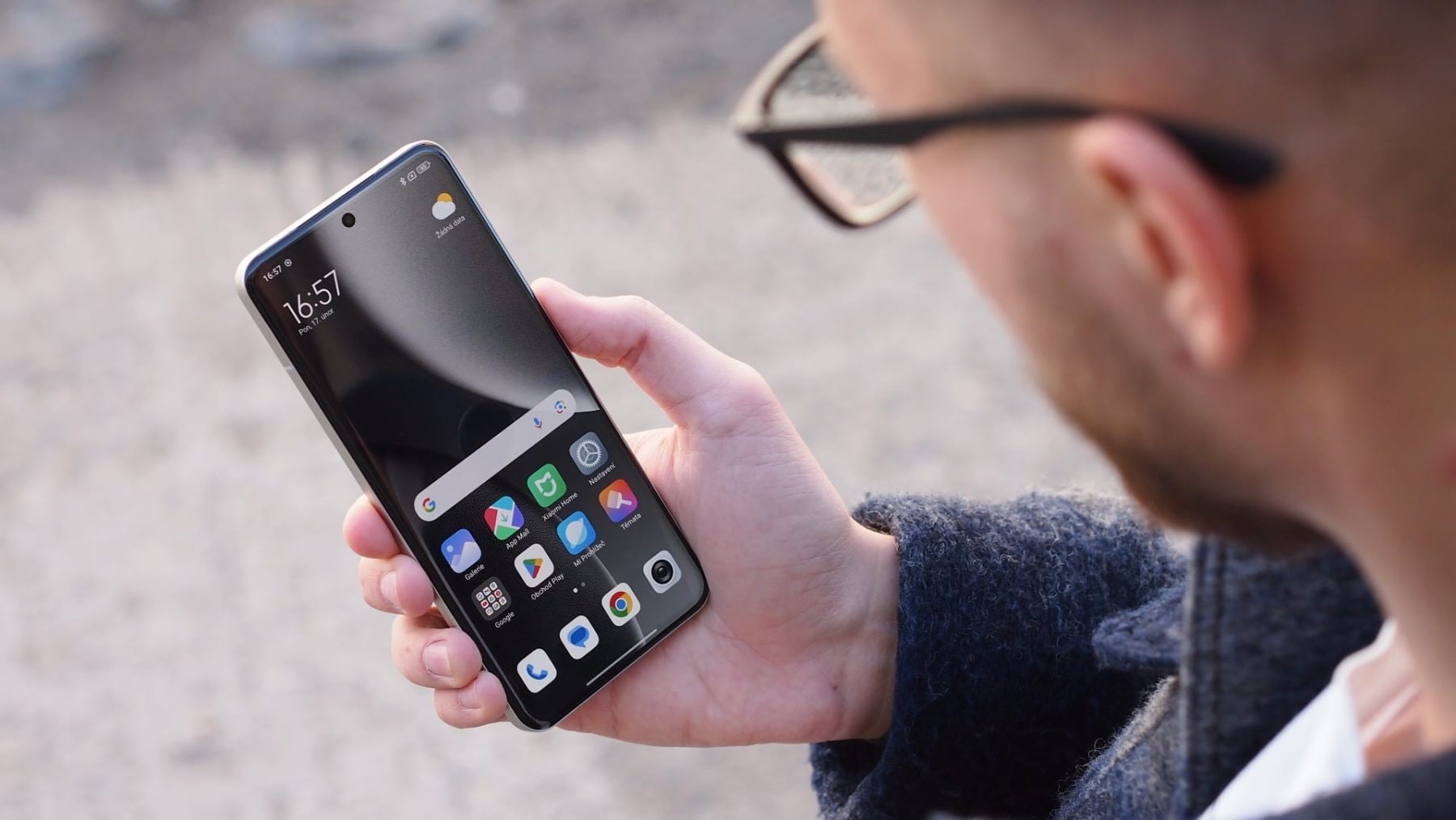 Mobil Xiaomi 15 Ultra v ruce | Zdroj: Luboš Srb