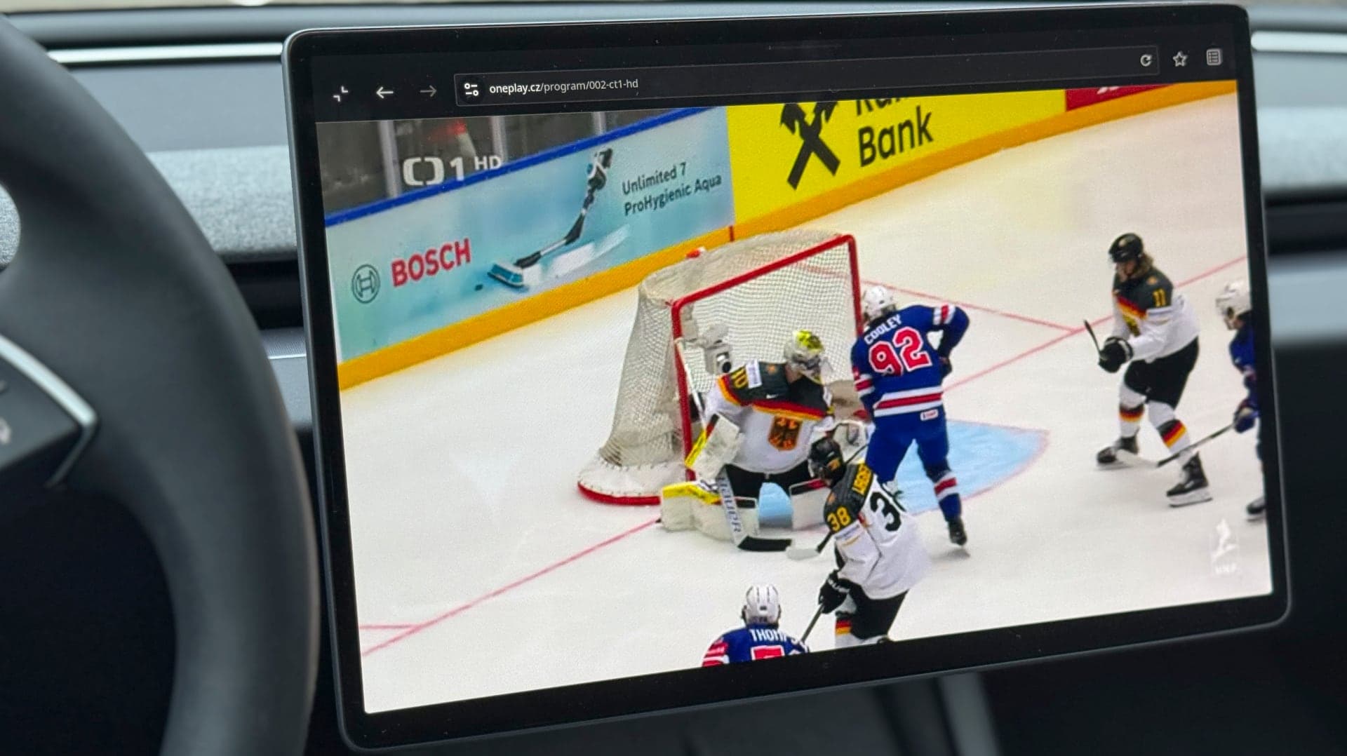 Sledování hokeje přes Oneplay na obrazovce Tesly | foto: Luboš Srb