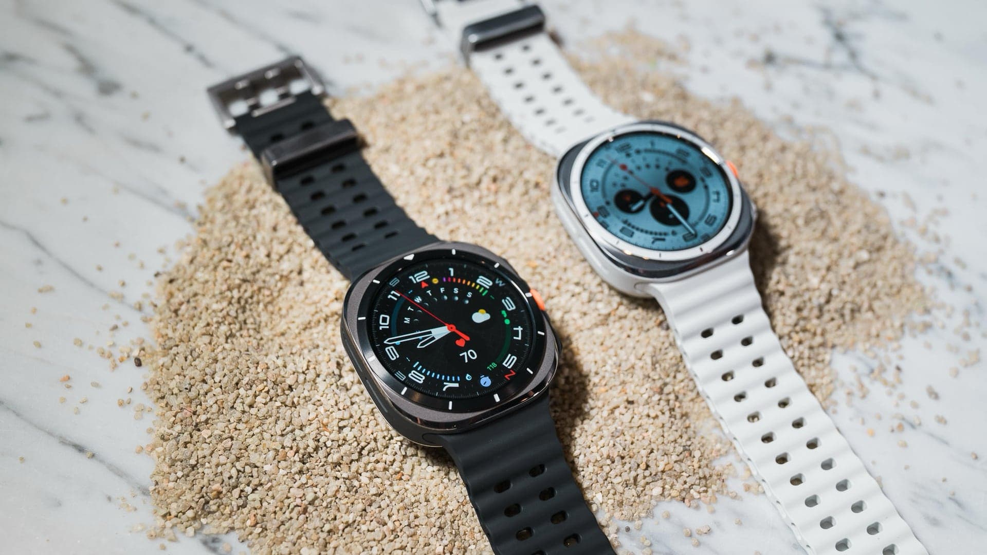 Samsung Galaxy Watch Ultra v černé a bílé barvě | foto: Mobil Pohotovost