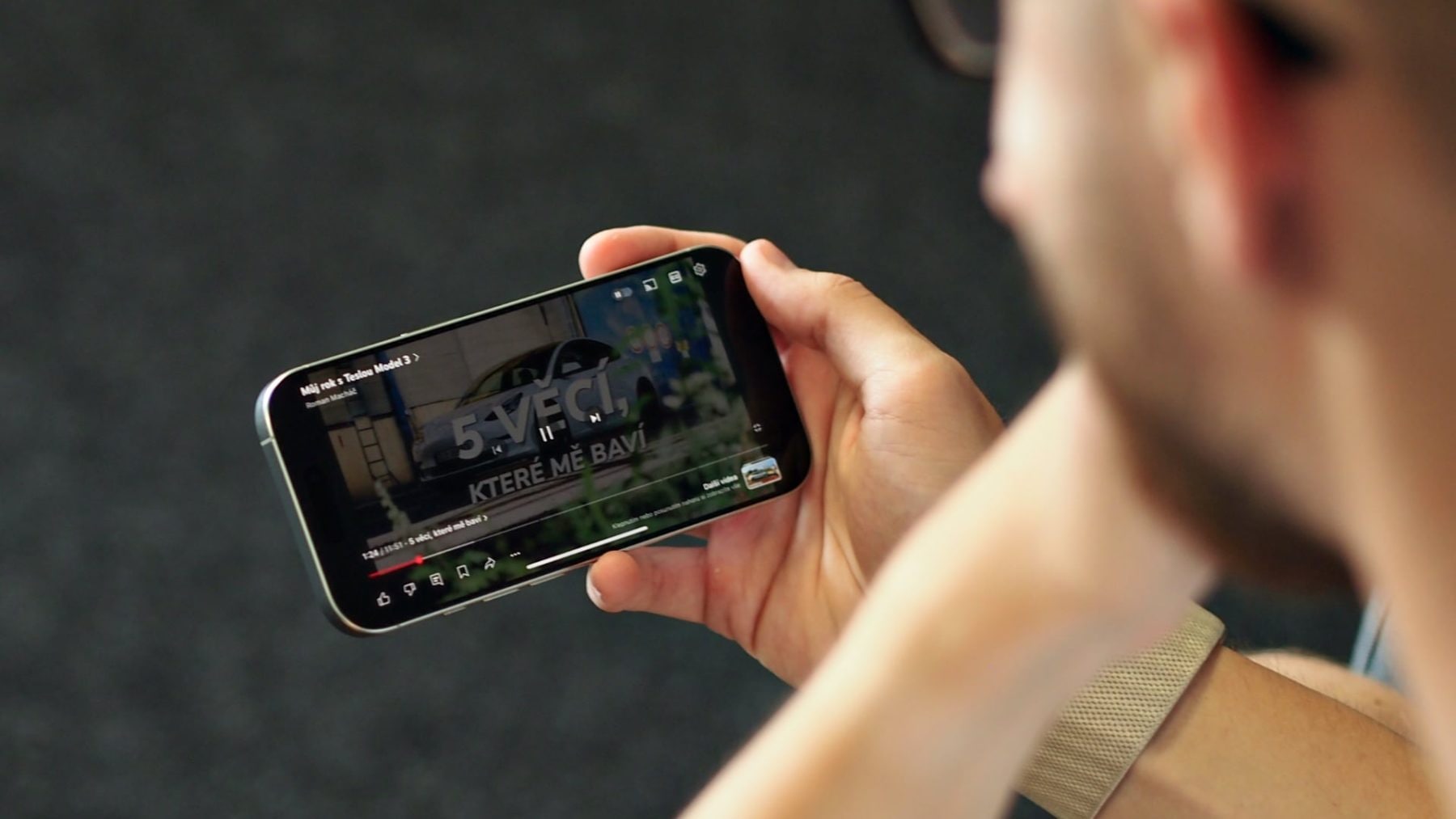 Sledování YouTube na telefonu | foto: Luboš Srb
