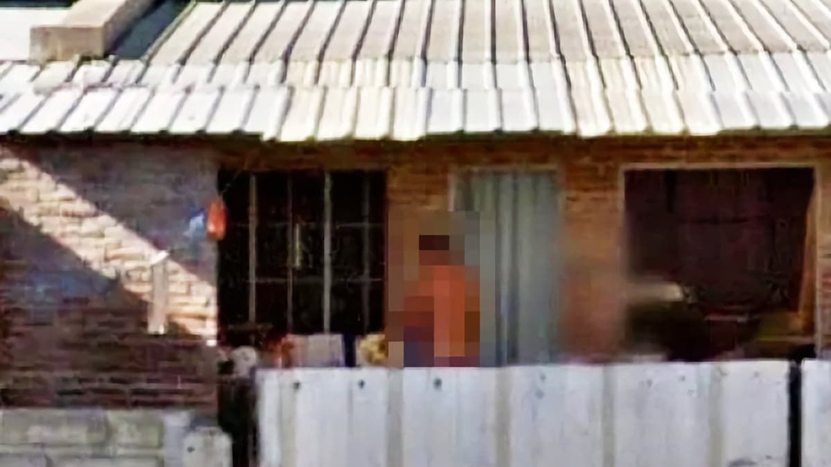 Muž vyfocený za plotem | foto: Google Street View