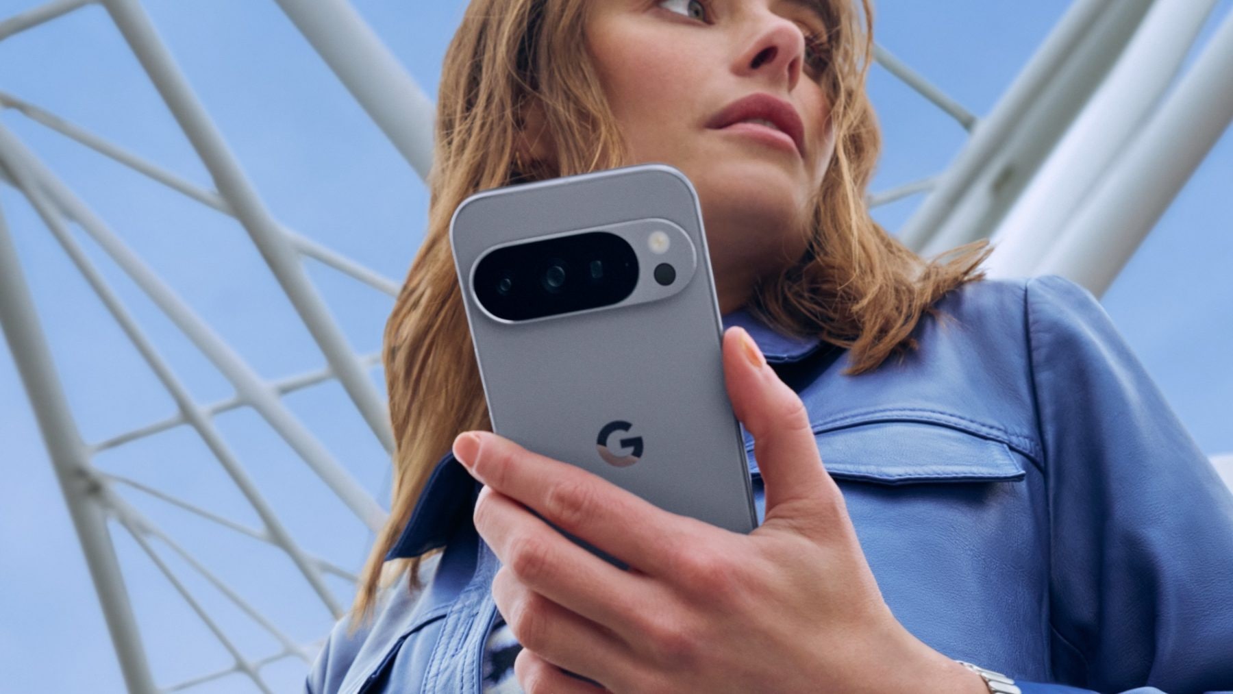 Google Pixel 10 Pro v ruce | Zdroj: Google