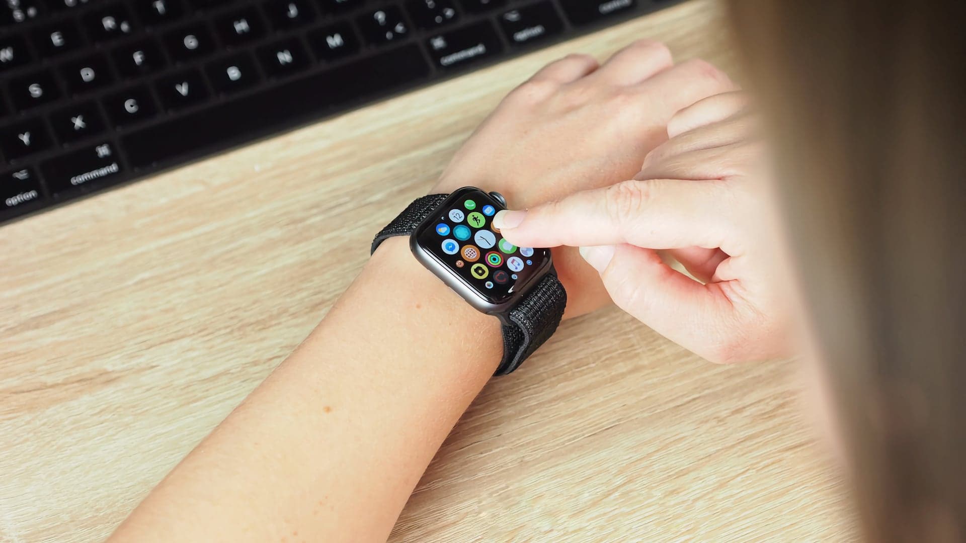 Apple Watch Series 4 na ruce | Zdroj: Luboš Srb