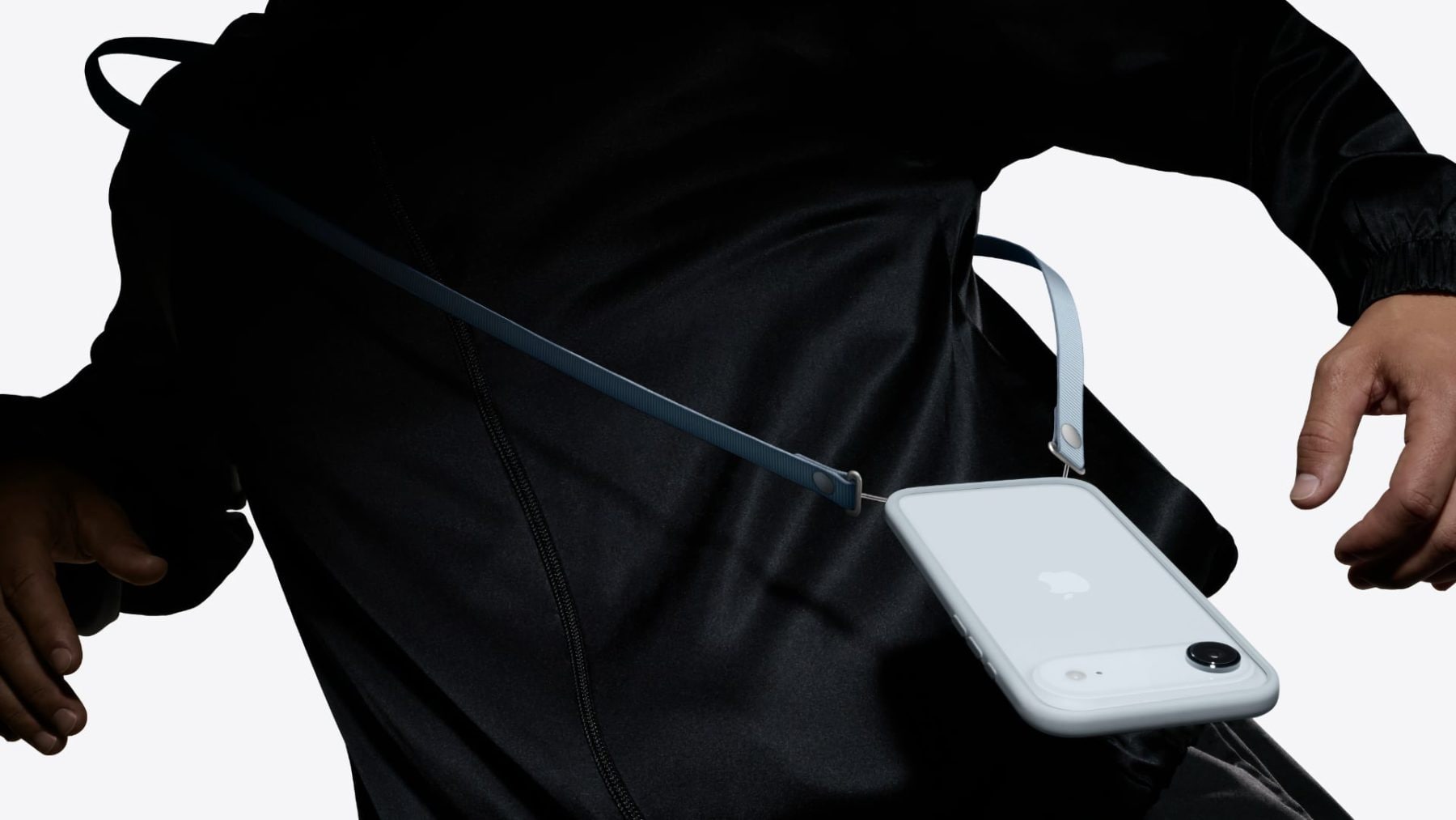 Crossbody popruh pro iPhone Air | foto: Apple