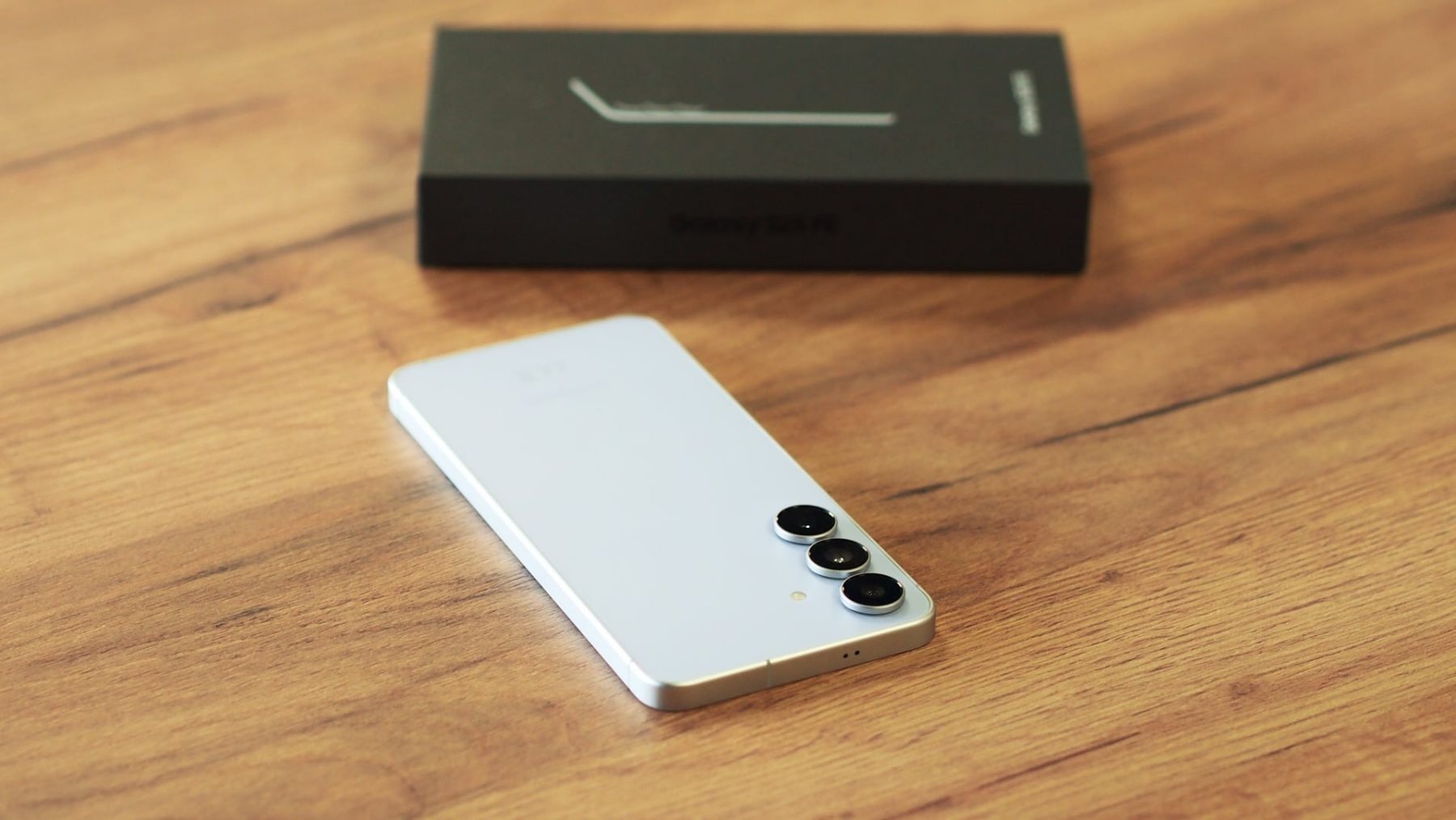 Samsung Galaxy S25 FE a prodejní balení | Zdroj: Luboš Srb