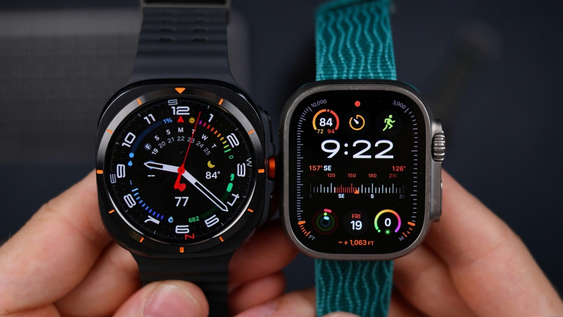 Apple Watch Ultra a Samsung Galaxy Watch Ultra | Zdroj: Mobil Pohotovost