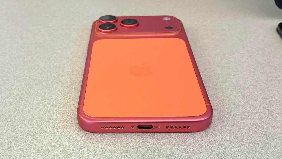 iPhone 17 Pro v oranžové, která se změnila na růžovou | Zdroj: DakAttack316