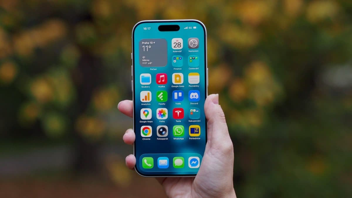 iPhone 17 Pro v ruce | Zdroj: Luboš Srb